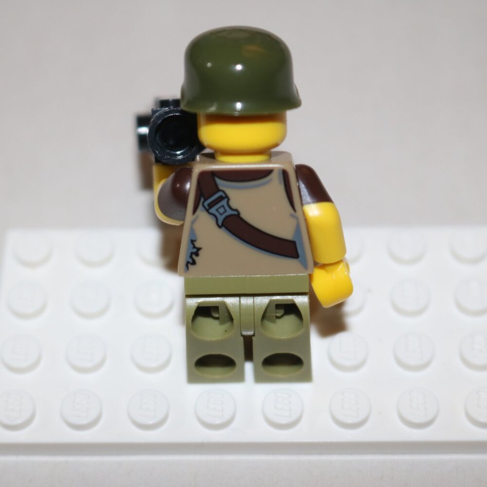 Lego Minifigure Dino Tracker With blaster and military hat - Picture 4 of 6